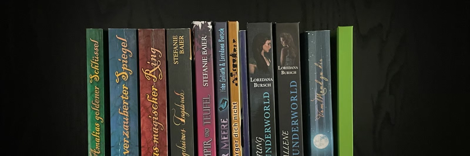 Bücher verschiedener Genres in einer Reihe