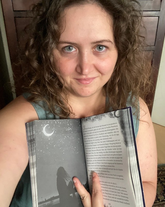 Loredana Bursch mit aufgeschlagenem Buch