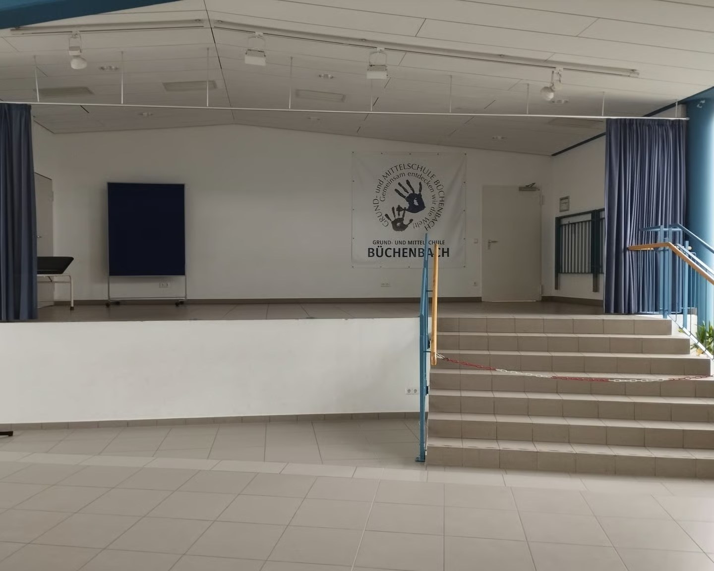 Aula mit Bühne und Treppen in der Schule Büchenbach
