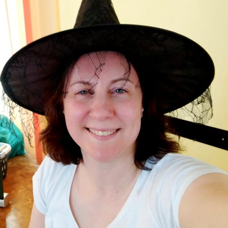 Stefanie Baier mit Hexenhut